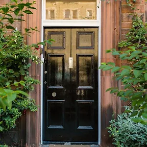 Beautiful, Traditional 2 Bedroom Main Door Flat United Kingdom