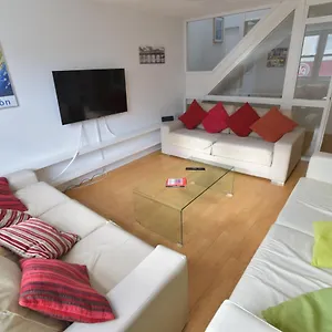 Apartment With Allocated Parking And Patio, Brighton